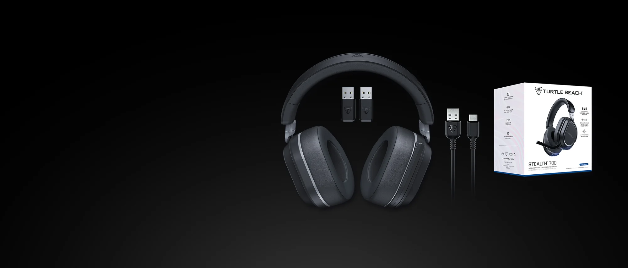 Casque de jeu noir Turtle Beach Stealth 700 avec deux transmetteurs USB, câble de charge et boîte.