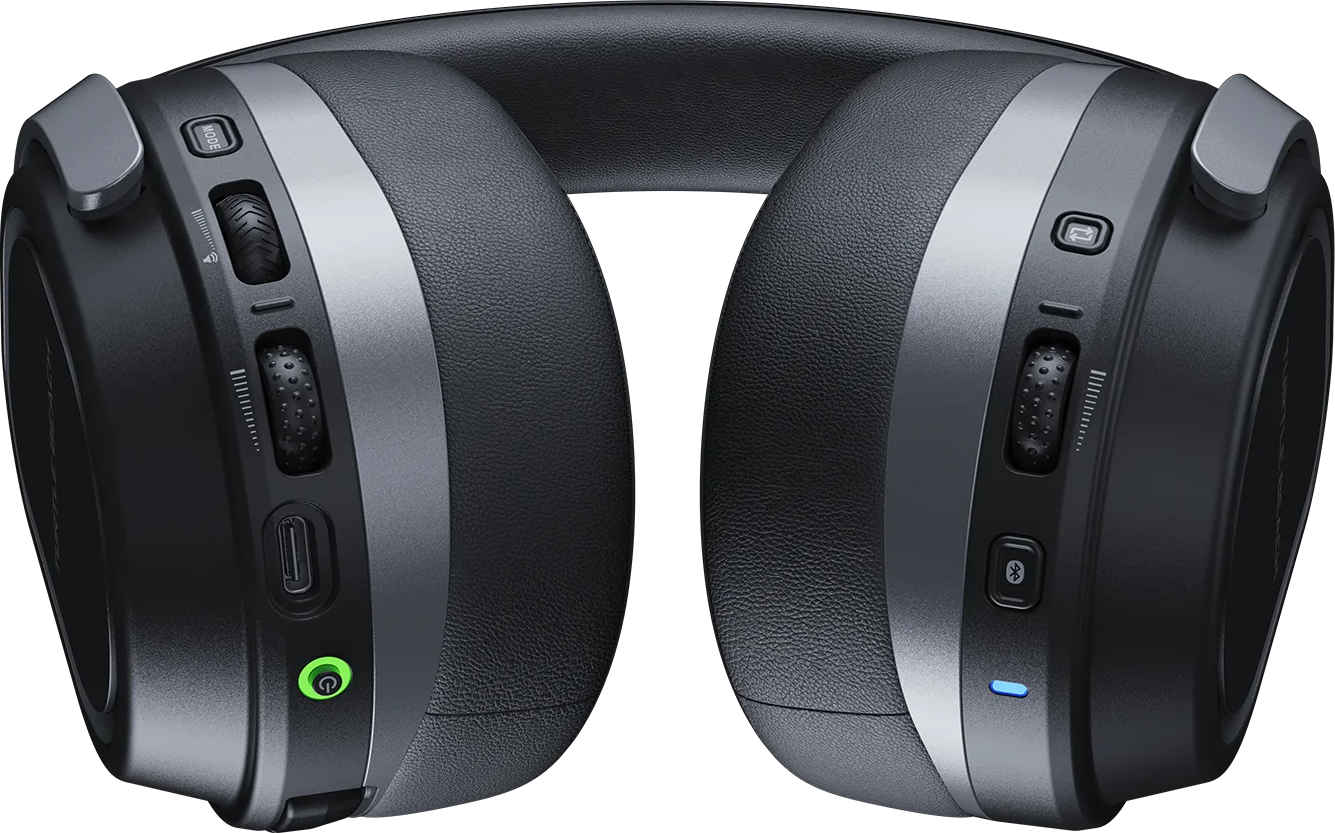 Casque supra-auriculaire noir avec commandes, boutons et ports sur les écouteurs sur fond noir.