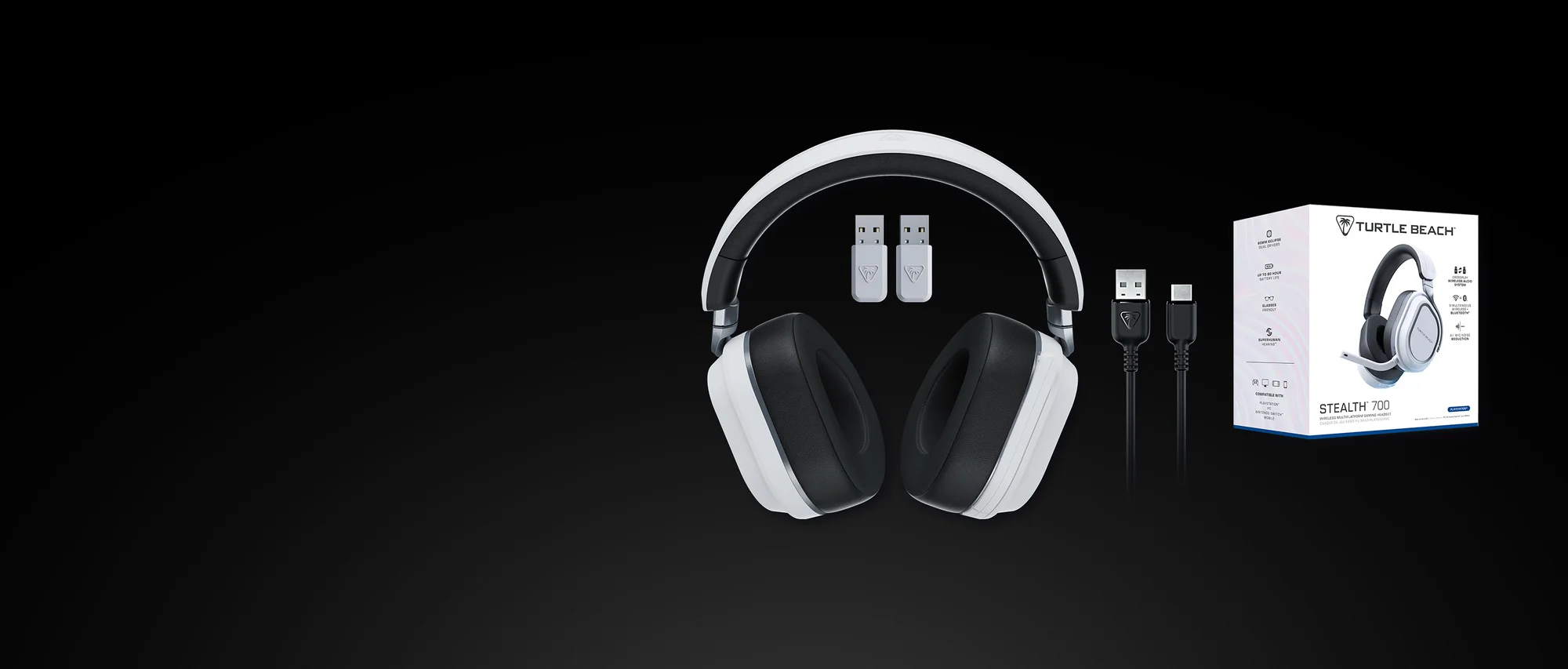 Casque blanc et noir Turtle Beach Stealth 700 avec adaptateurs USB, câble et boîte de produit sur fond noir.