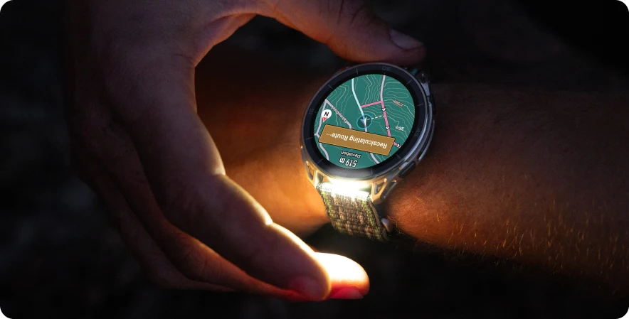 Eine Smartwatch am Handgelenk mit integrierter LED-Taschenlampe, die einen hellen Strahl nach unten abgibt.