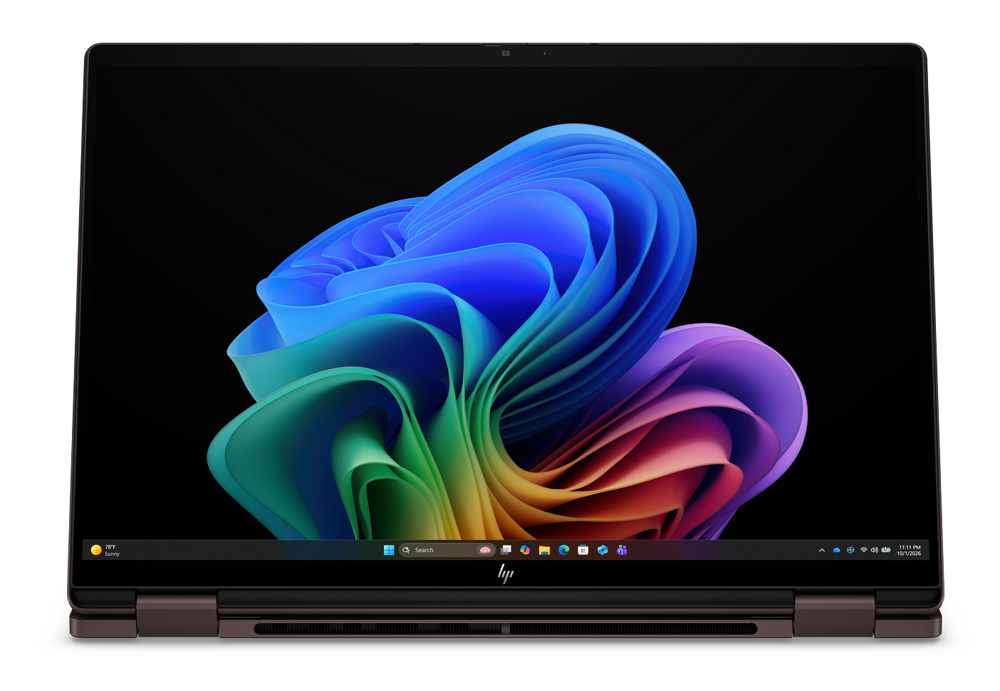Laptop z pulpitem systemu Windows i kolorową, wirującą abstrakcyjną tapetą.