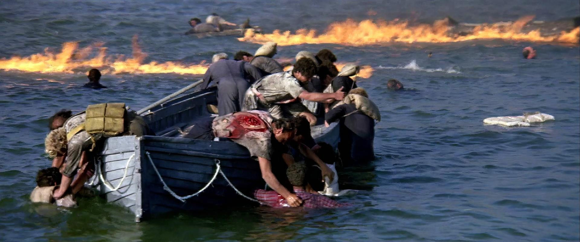 Menschen auf einem Holzboot retten andere aus dem Wasser inmitten von brennendem Öl.