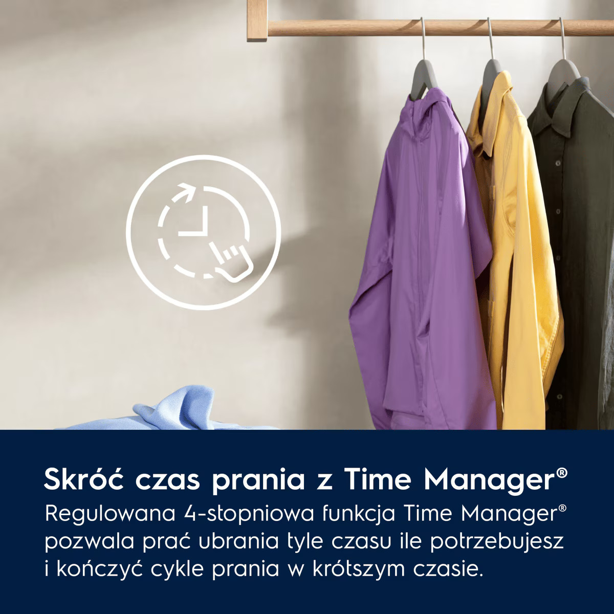 Ubrania wiszą na wieszakach obok ikony zegara. Poniżej tekst na ciemnym tle.
