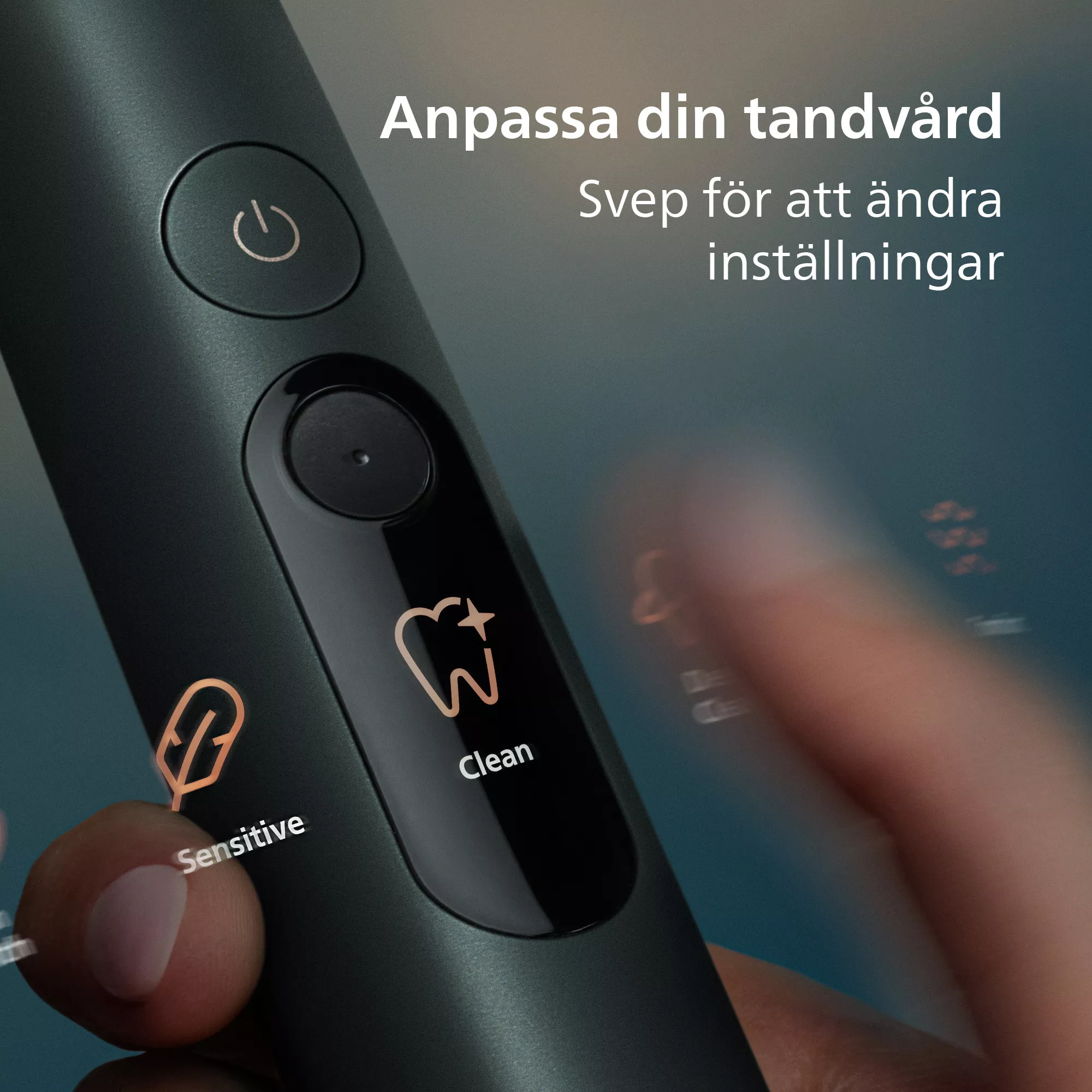 Eine Hand bedient eine dunkelgrüne elektrische Zahnbürste mit schwedischem Text.