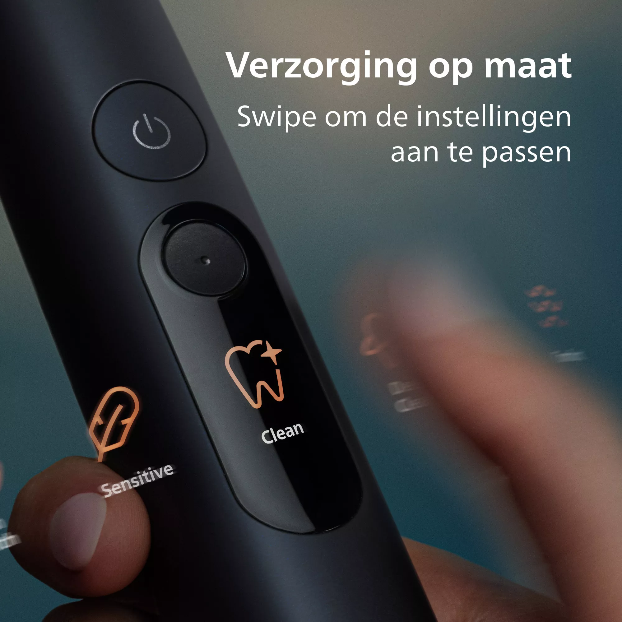 Ein Finger bedient das Touchdisplay einer schwarzen elektrischen Zahnbürste mit 'Clean'- und 'Sensitive'-Modus.