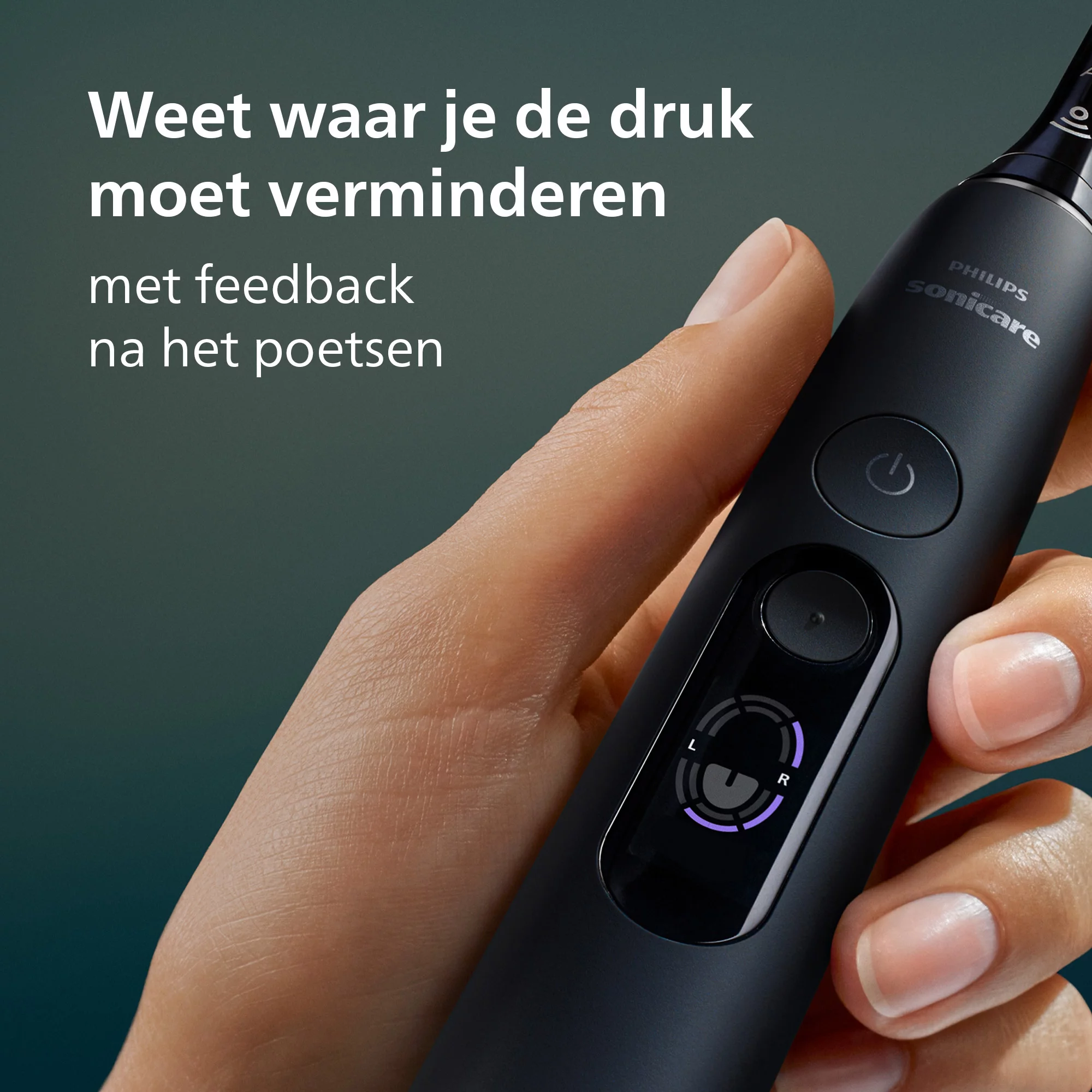 Eine Hand hält eine schwarze Philips Sonicare Zahnbürste mit digitalem Display und Statusanzeigen.