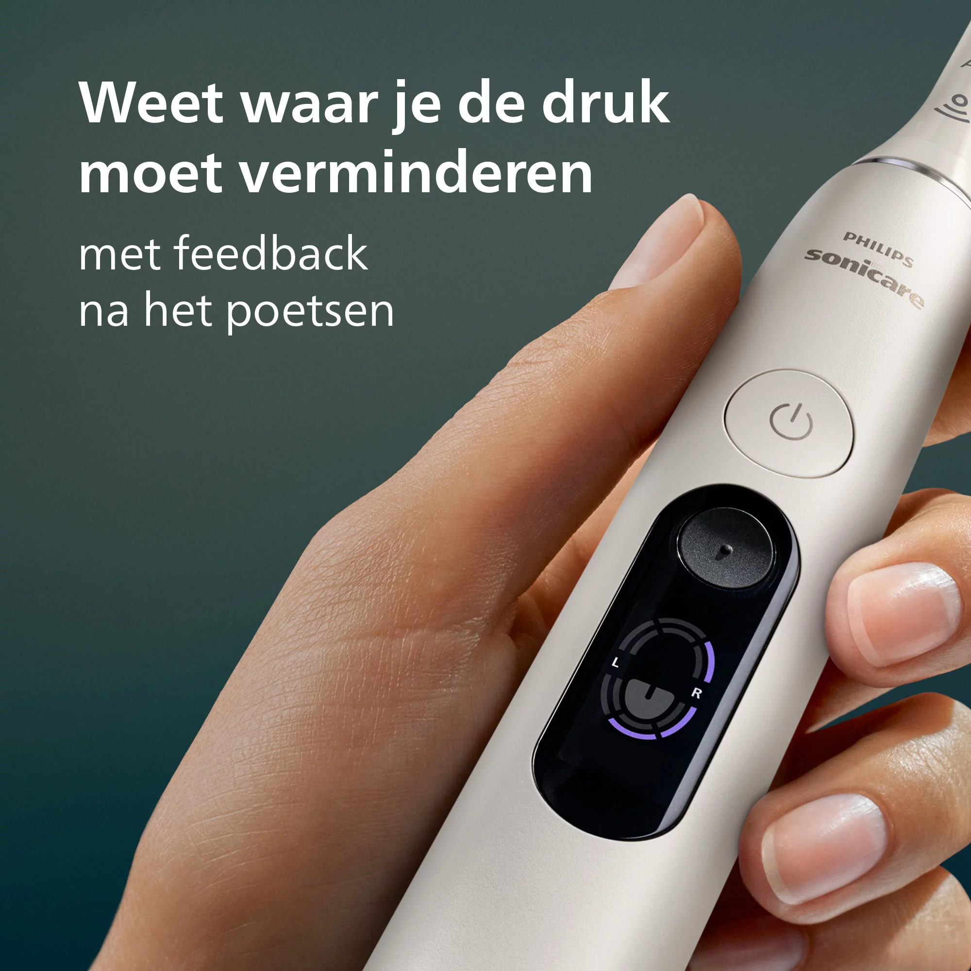 Eine Hand hält eine weiße Philips Sonicare Zahnbürste mit beleuchtetem Display und niederländischem Text im Hintergrund.