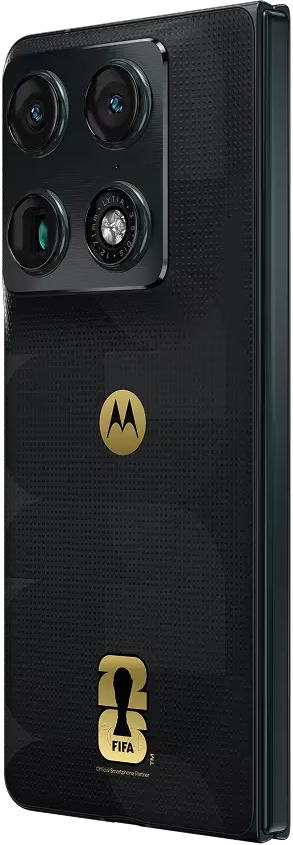 Fekete Motorola okostelefon hátlapja arany M logóval és FIFA szimbólummal.