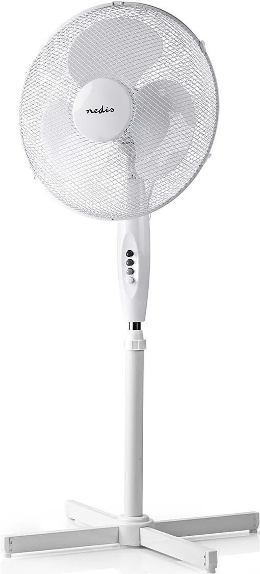 Ein weißer Nedis-Standventilator mit Schutzgitter und vier Steuerungsknöpfen auf einem Kreuzfuß.