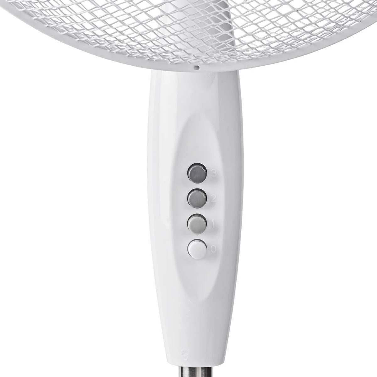 Ein weißer Standventilator zeigt vier Geschwindigkeitsknöpfe unter dem Schutzgitter.
