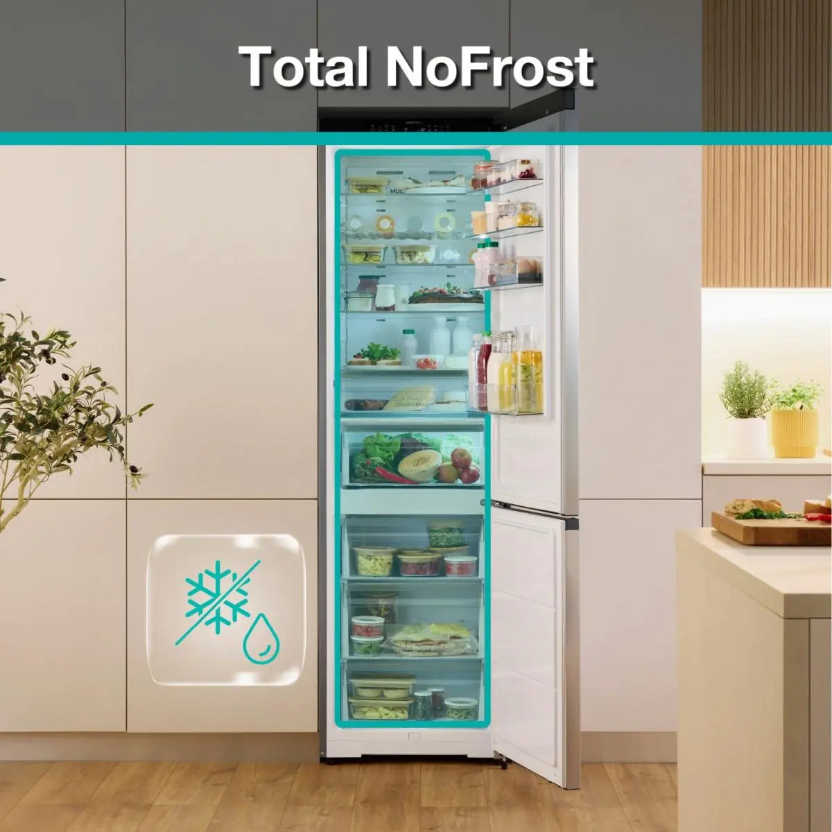 Otwarta lodówka w nowoczesnej kuchni z napisem Total NoFrost.