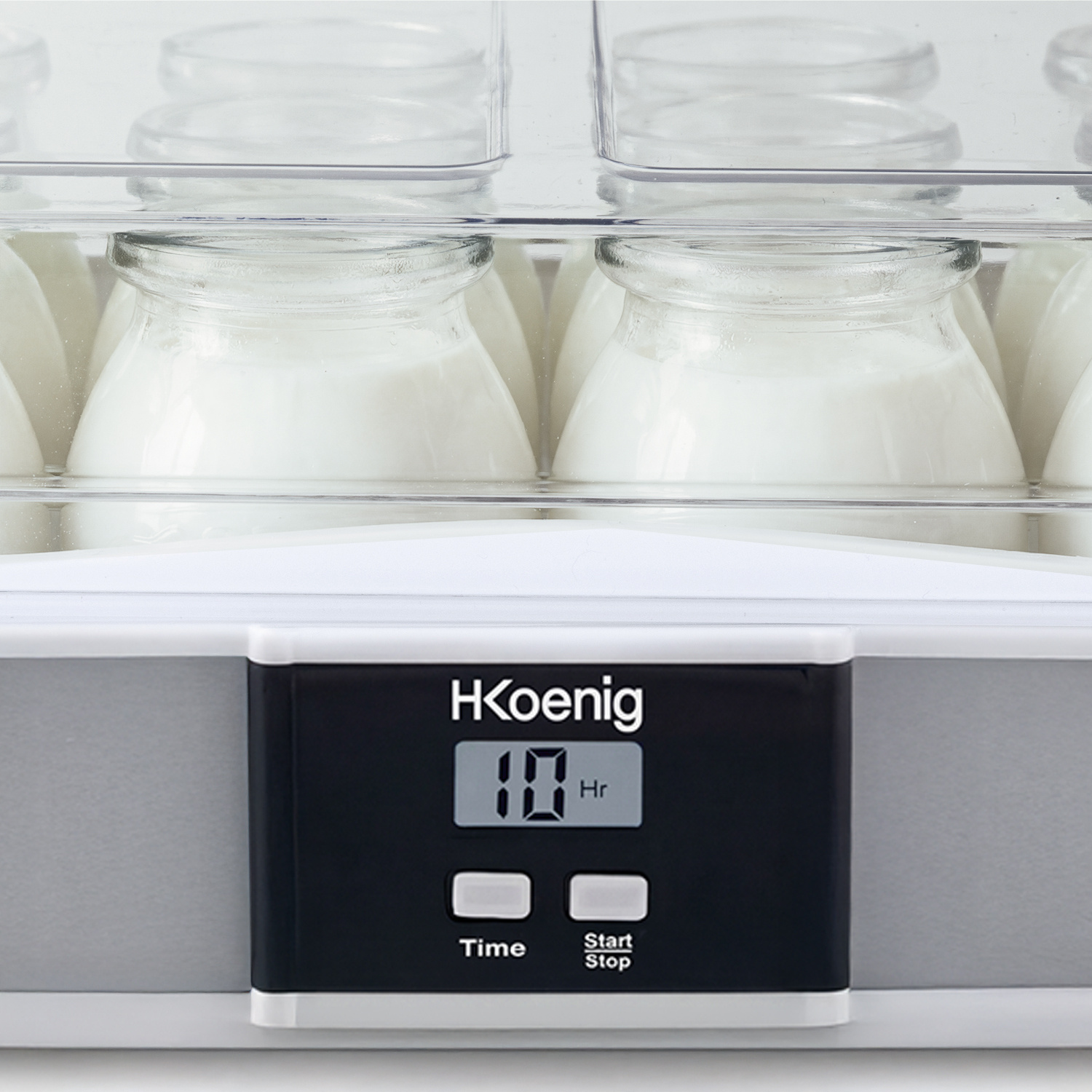 Una yogurtiera con vasetti di vetro pieni di yogurt bianco e display digitale impostato a 10 ore.