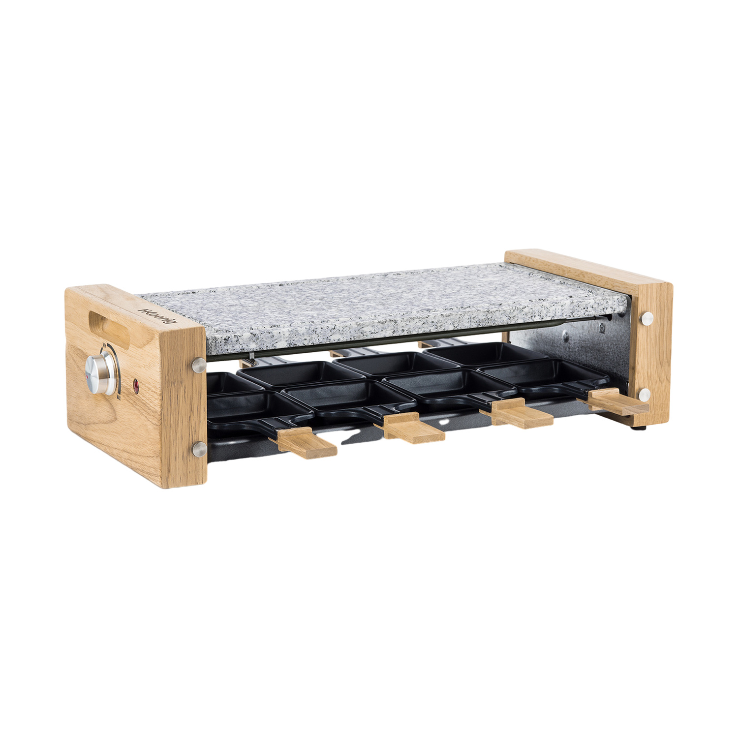 Una raclette con struttura in legno, piastra in granito sopra e padelle nere sotto su sfondo bianco.