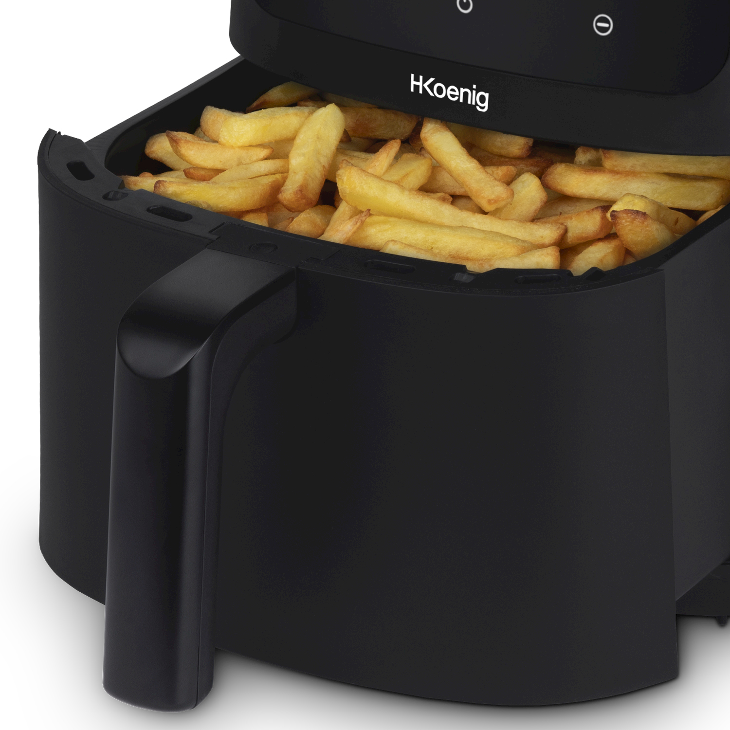 Una friggitrice ad aria nera H.Koenig piena di patatine fritte dorate su sfondo bianco.
