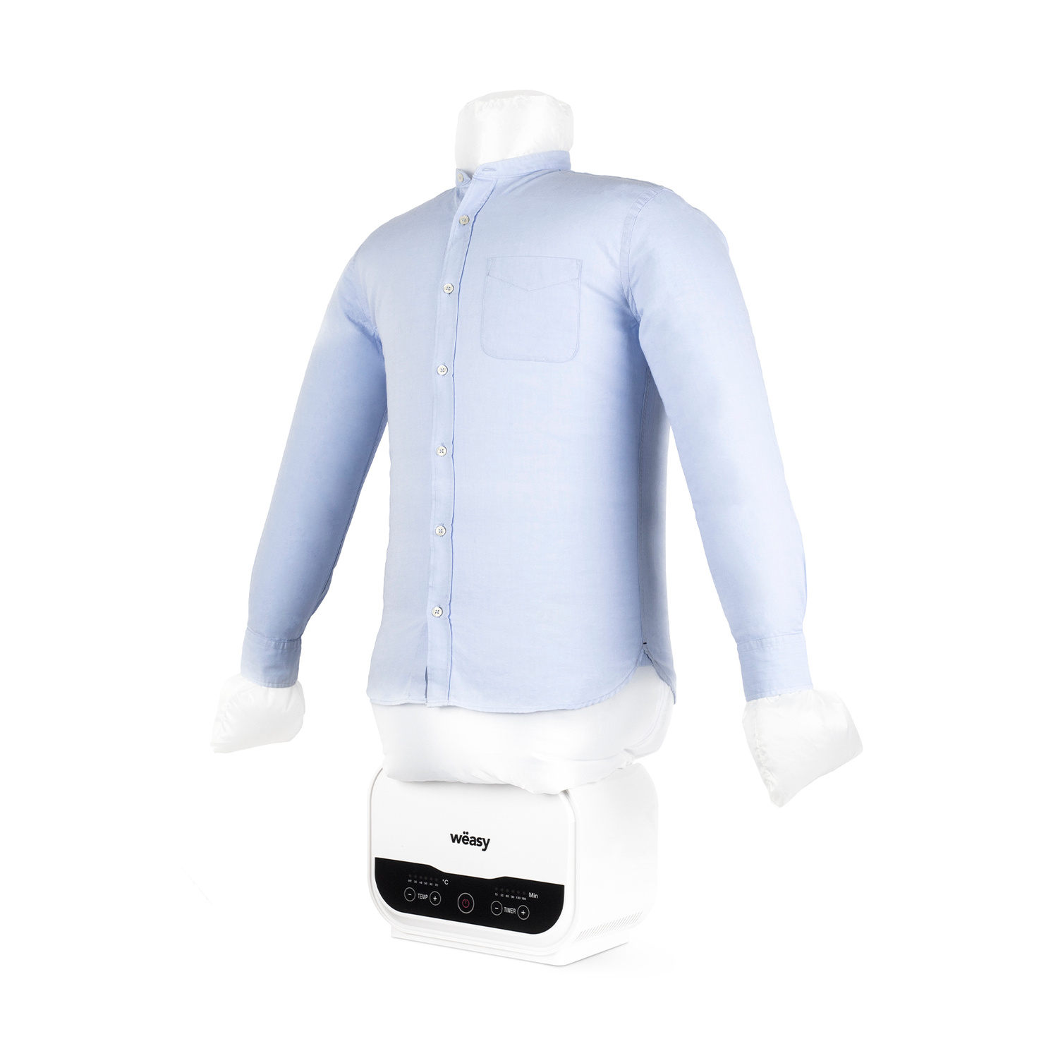 Un ferro da stiro per camicie bianco con una camicetta azzurra sopra su sfondo bianco.