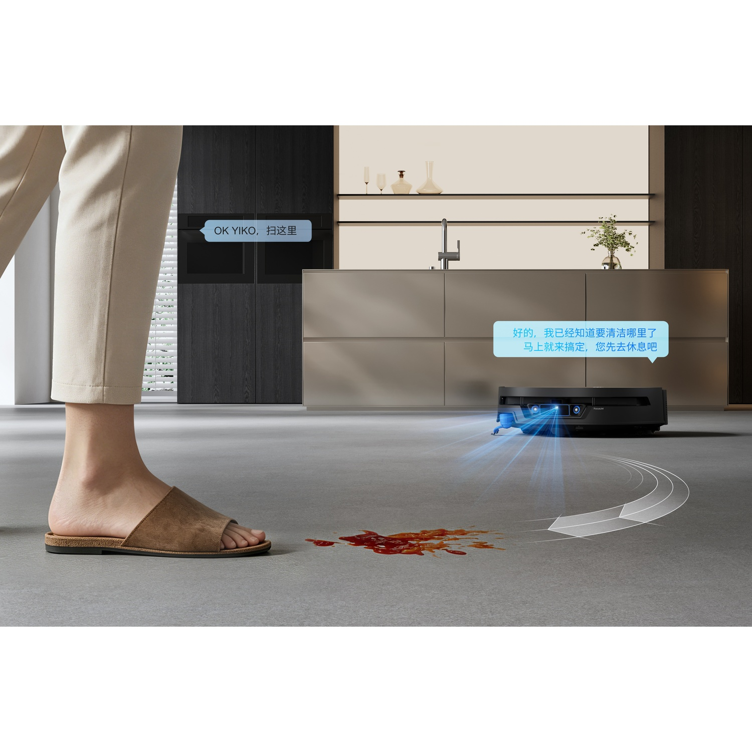 Una persona dà un comando vocale a un robot aspirapolvere per pulire un liquido sul pavimento.