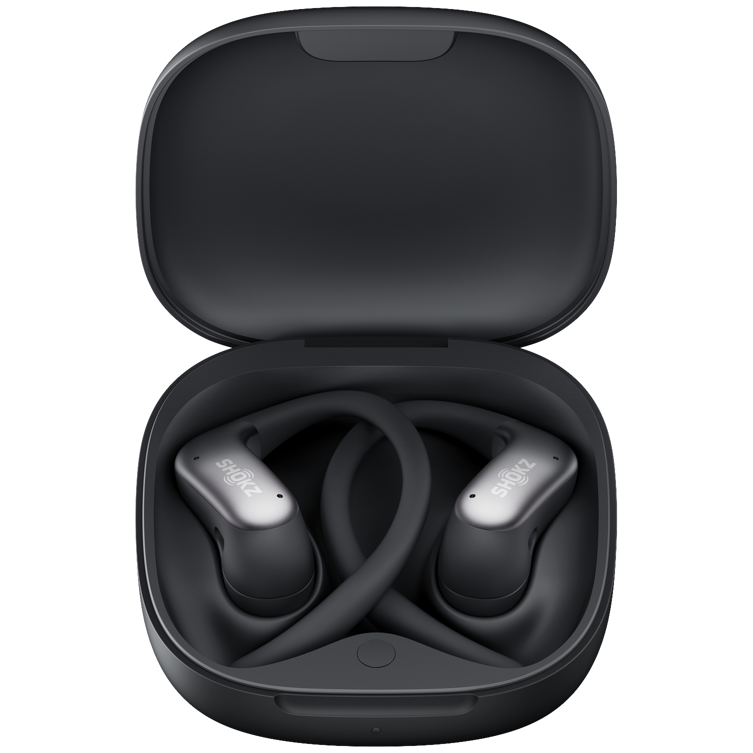 Open zwarte oplaadcase met Shokz-oortelefoons met oorhaak tegen een zwarte achtergrond.