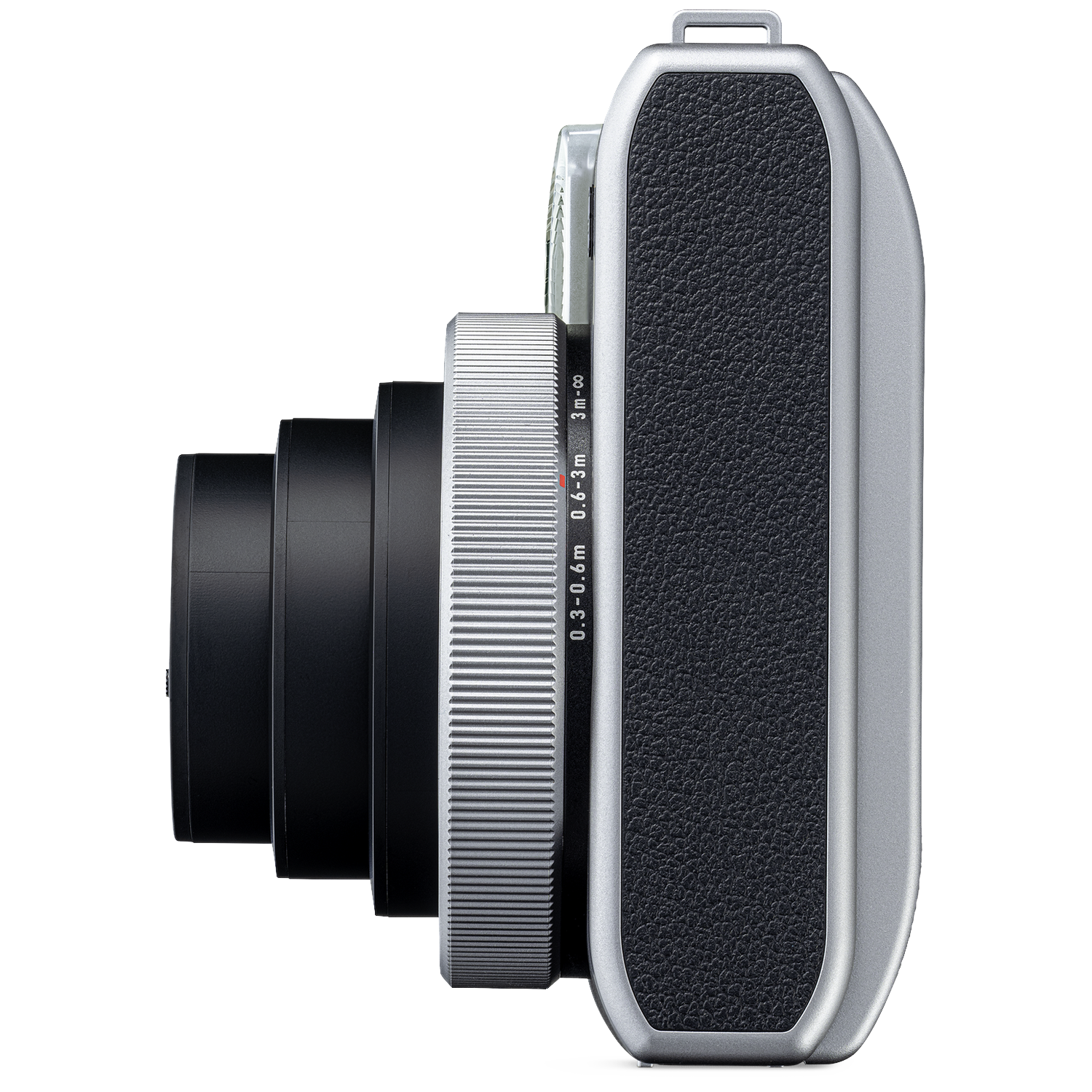 Zijaanzicht van een zwarte camera met uitgeschoven lens en zilveren behuizing op zwarte achtergrond.