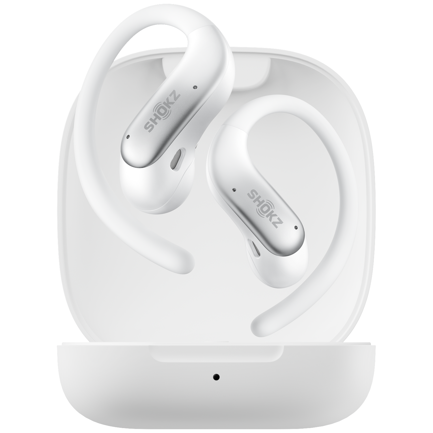 Witte Shokz open-ear koptelefoon met zilveren accenten in de open oplaadcase tegen een zwarte achtergrond.