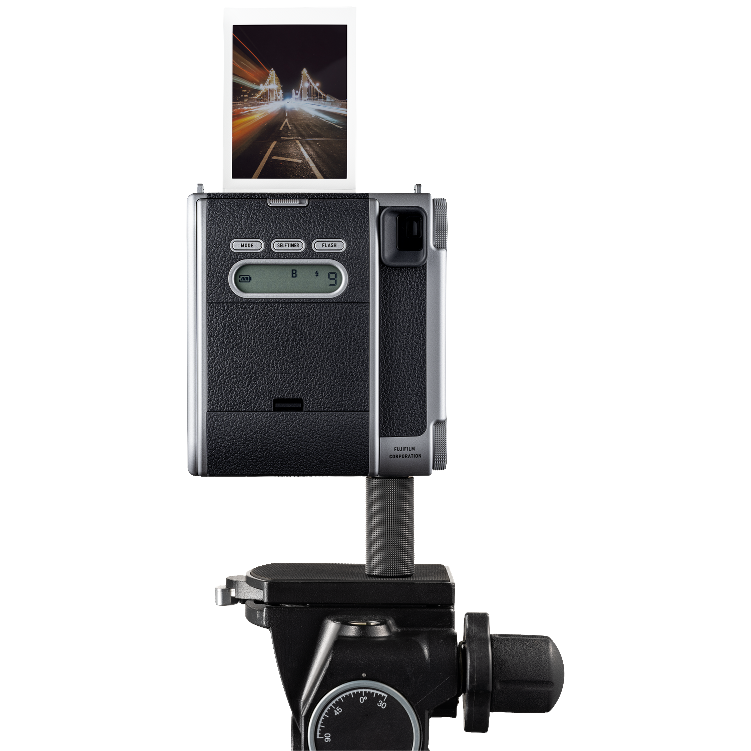 Een zwarte en zilveren polaroidcamera op een statief tegen een zwarte achtergrond, die een foto uitwerpt.