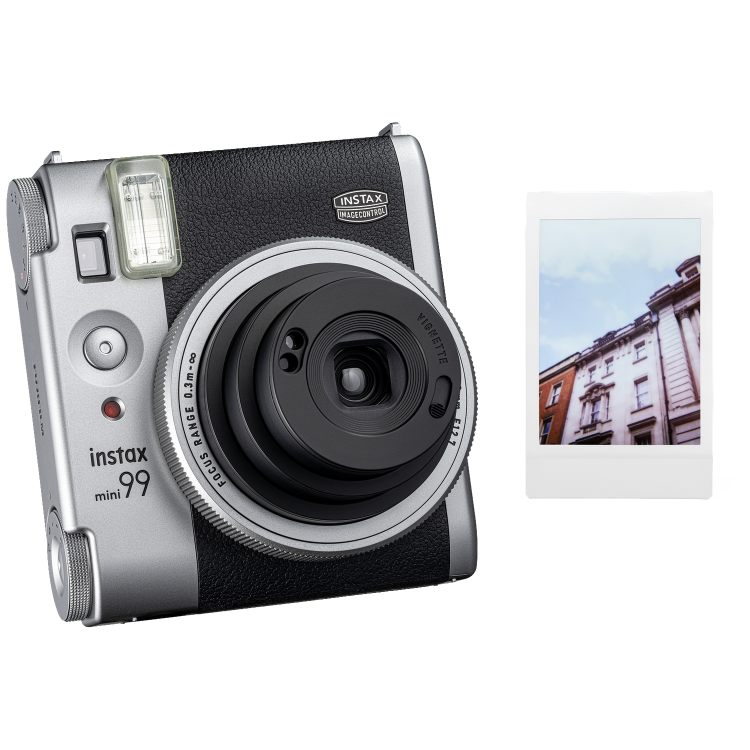 Een zilver-zwarte Instax mini 99 camera naast een instant foto van een stadgebouw.