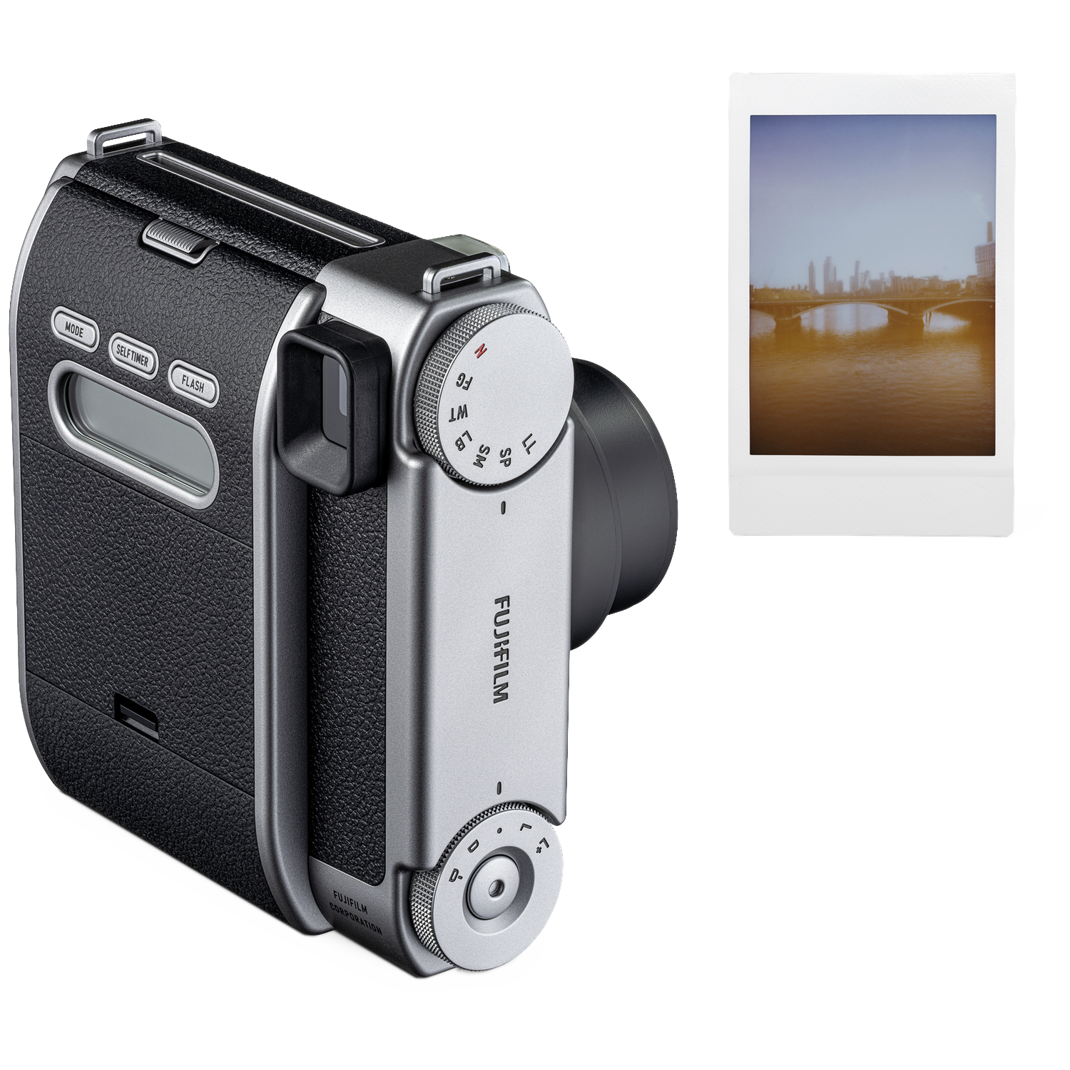 Een zwarte en zilveren Fujifilm instant camera naast een afgedrukte foto van een brug.