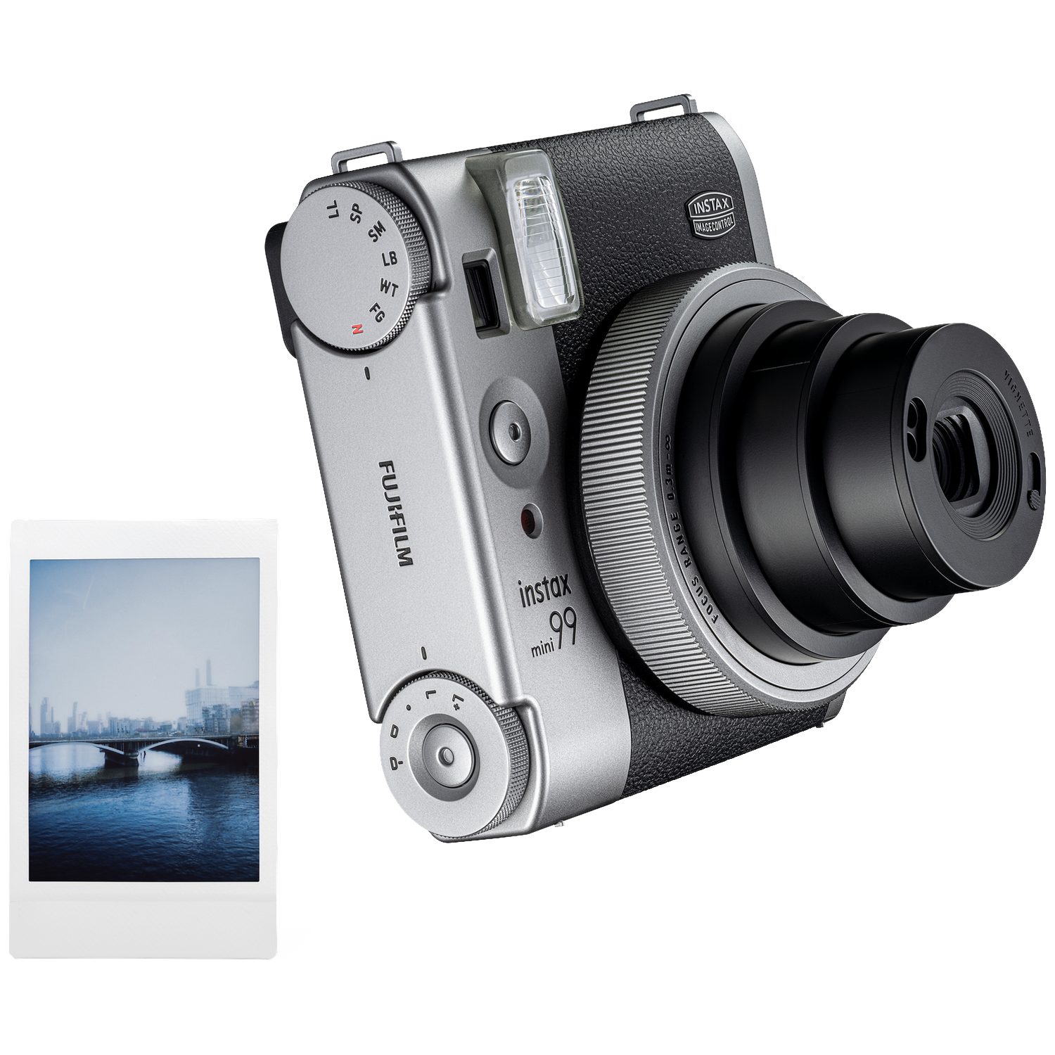 Zilveren Instax Mini 99 instant camera met uitgeschoven lens naast een afgedrukte foto met een rivier en brug.