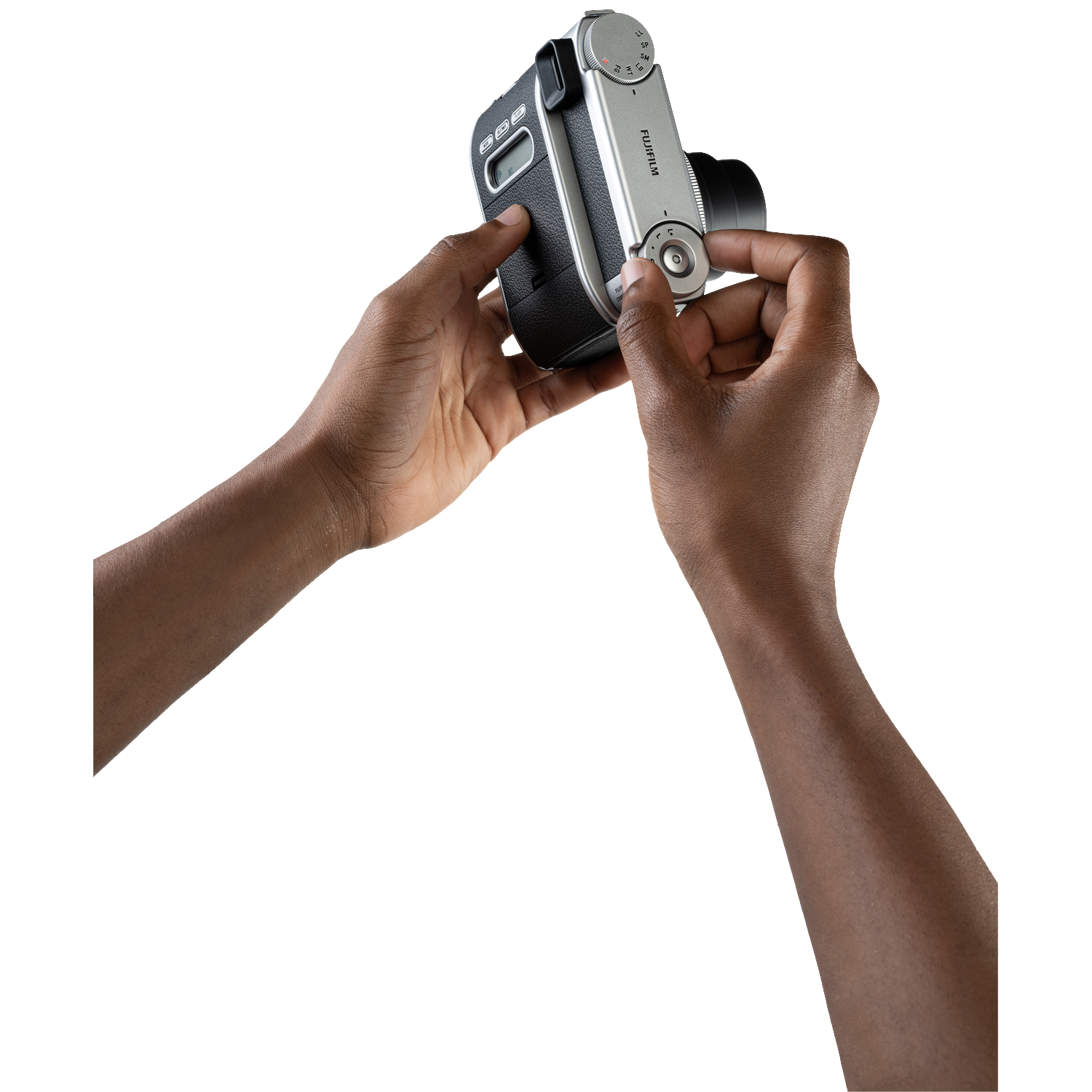Handen houden een zilveren en zwarte Fujifilm digitale camera vast tegen een zwarte achtergrond.