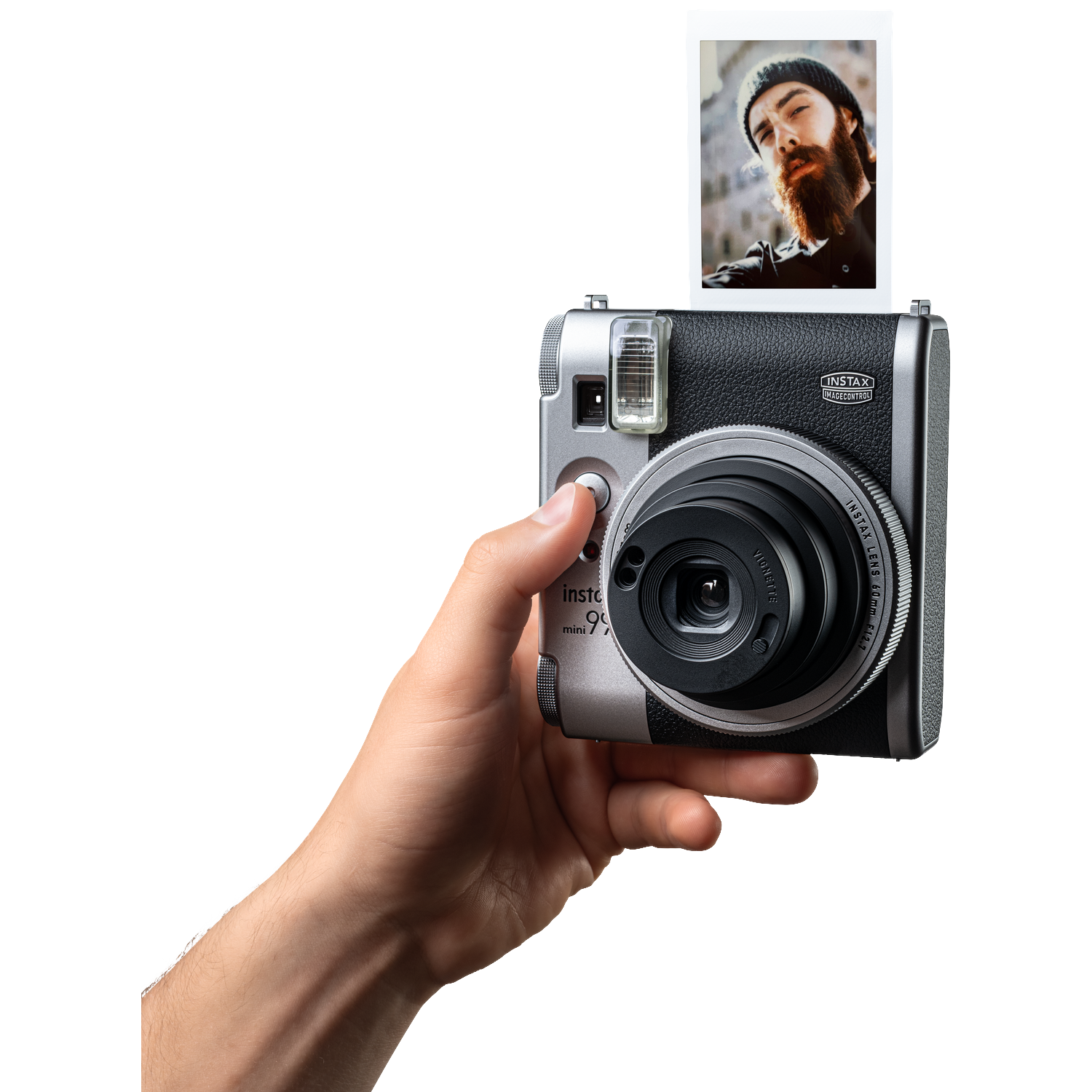 Een hand houdt een zilver-zwarte Instax Mini instant camera vast met een ontwikkelde foto.