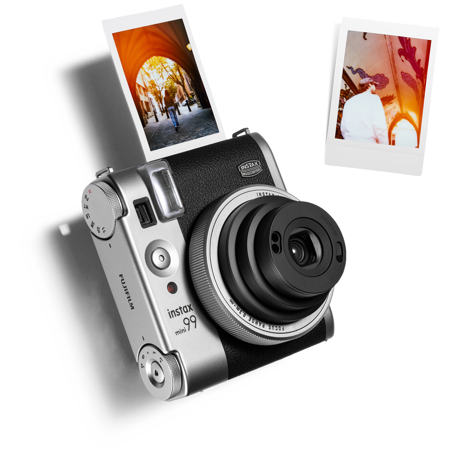 Een zilveren en zwarte Fujifilm Instax mini 99 polaroidcamera met twee foto's erboven zwevend tegen een zwarte achtergrond.