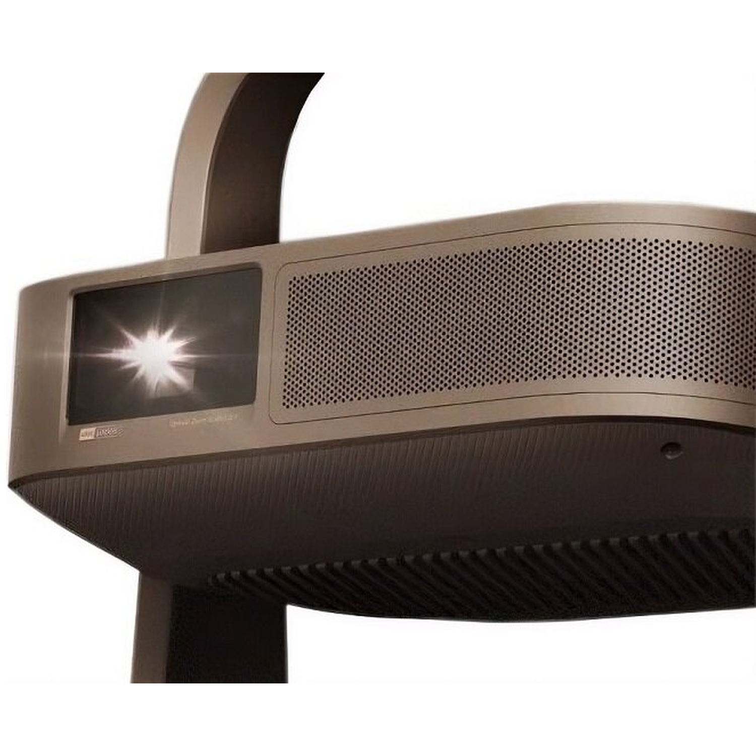 Een grijze projector met een oplichtende lens en ingebouwde luidsprekers staat op een standaard tegen een witte achtergrond.