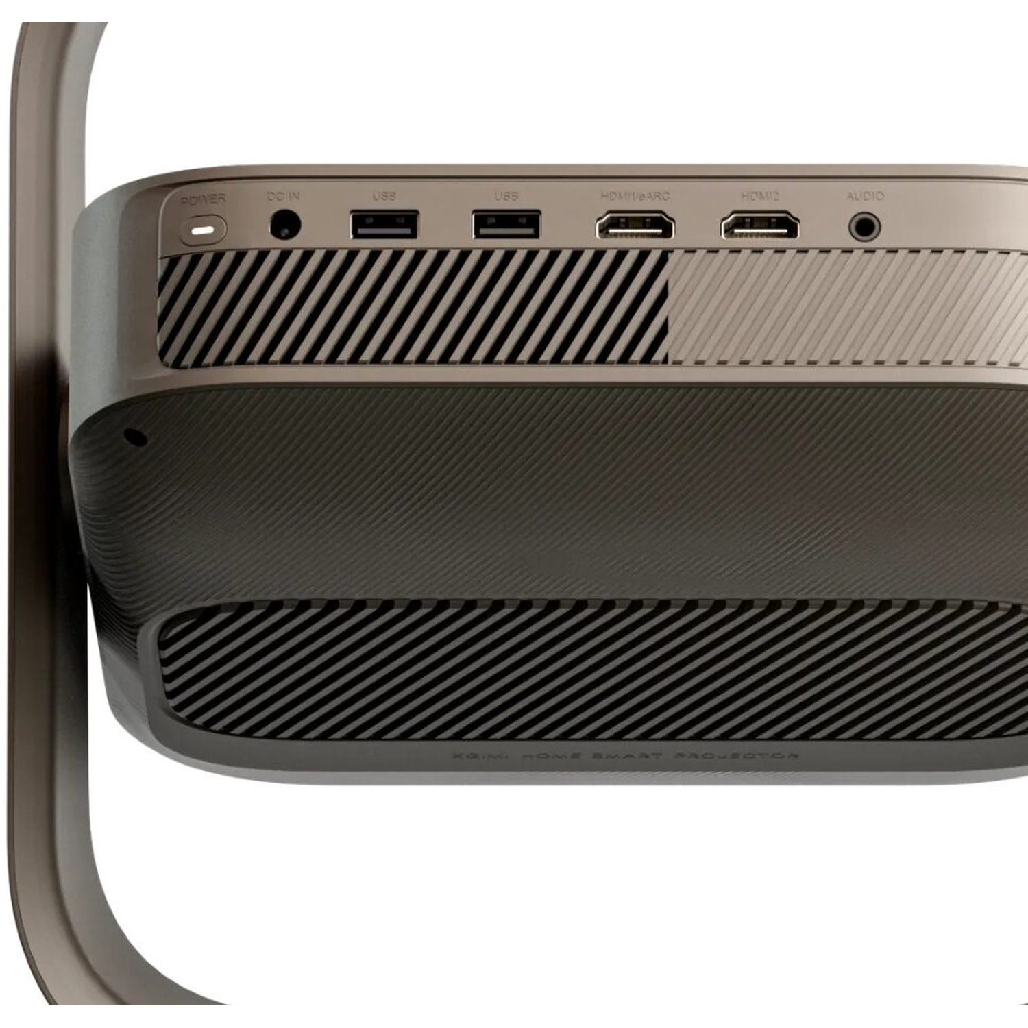 Achteraanzicht van een bronskleurige projector met diverse poorten zoals USB, HDMI en audio.