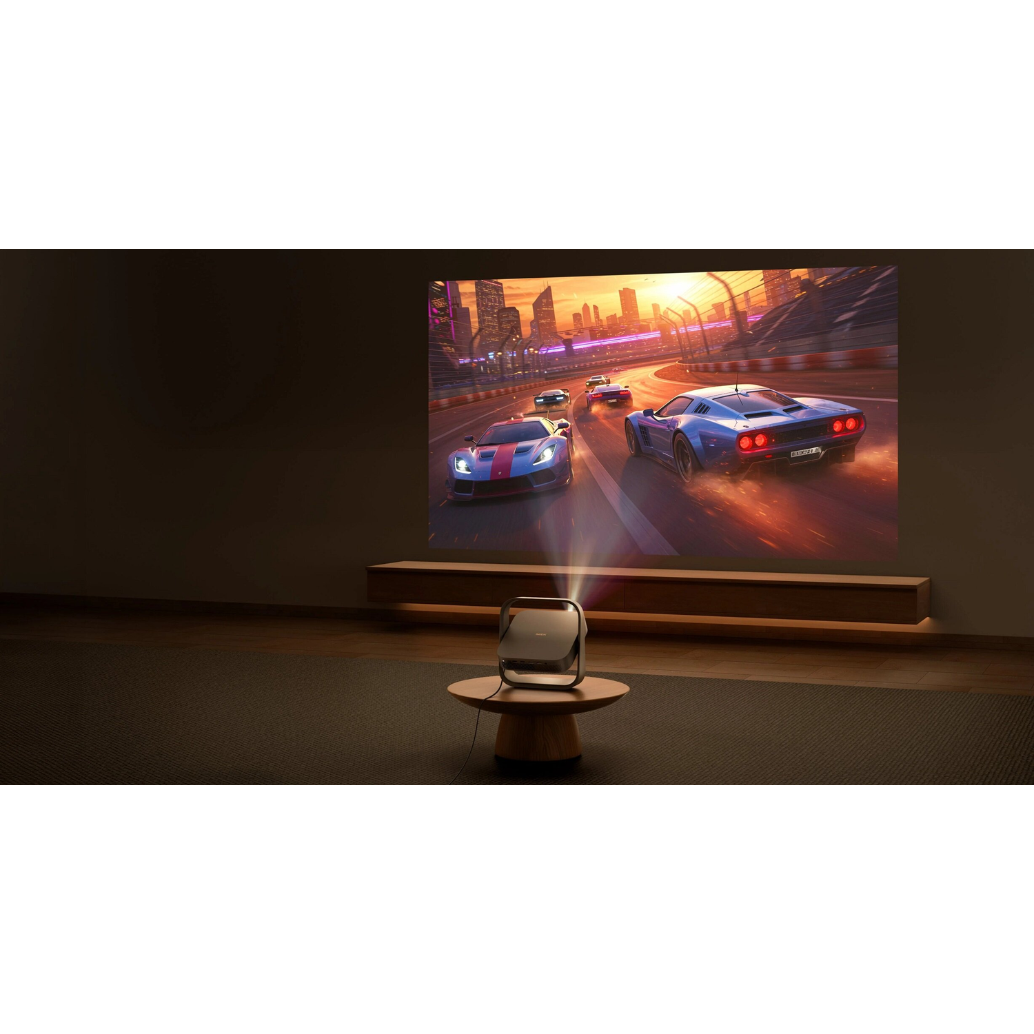 Een projector op een houten tafel projecteert een ragespel op de muur in een donkere kamer.