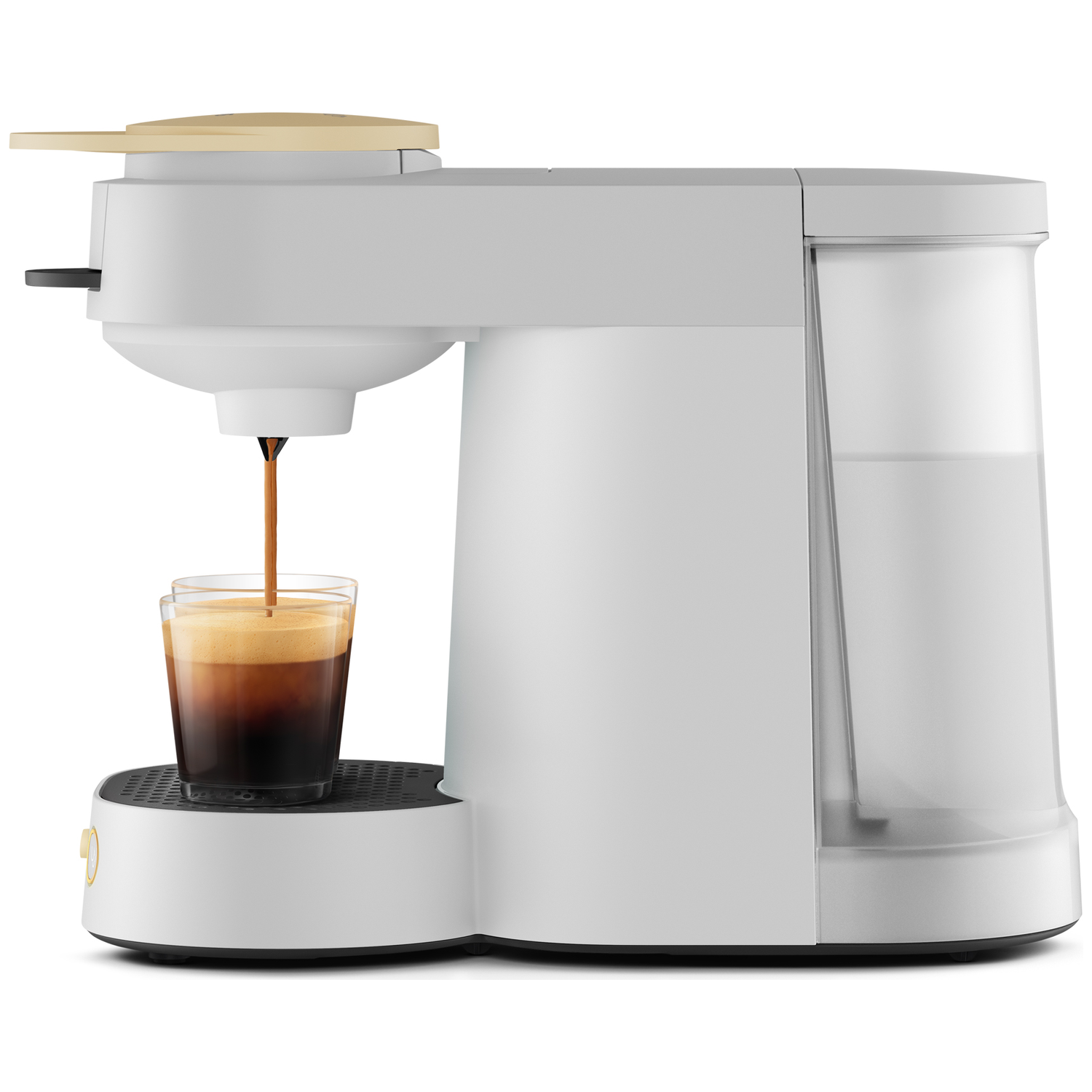 Une cafetière blanche moderne verse du café dans une tasse en verre avec de la crema, dotée d'un réservoir.