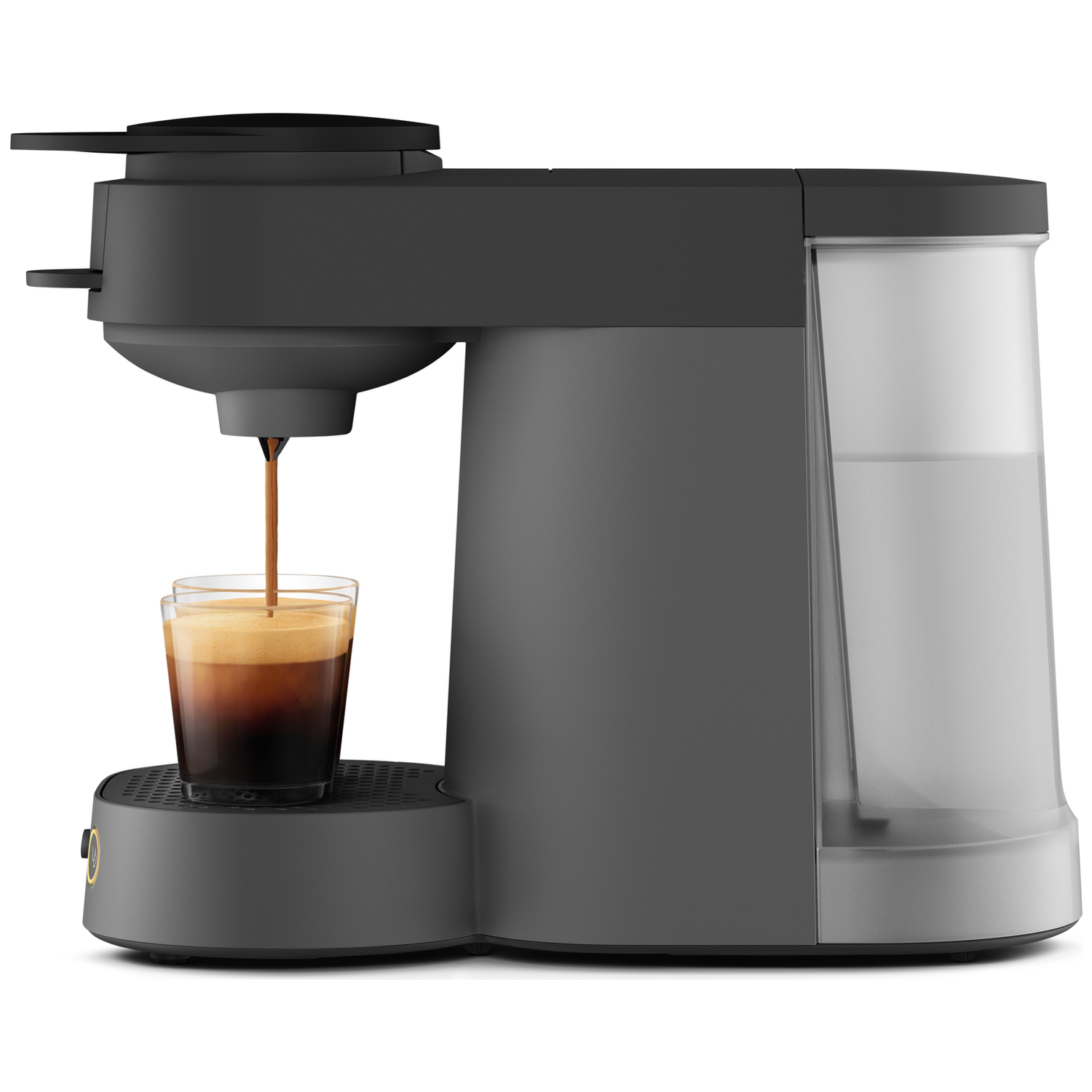 Une cafetière grise verse du café dans un petit verre sur le bac.