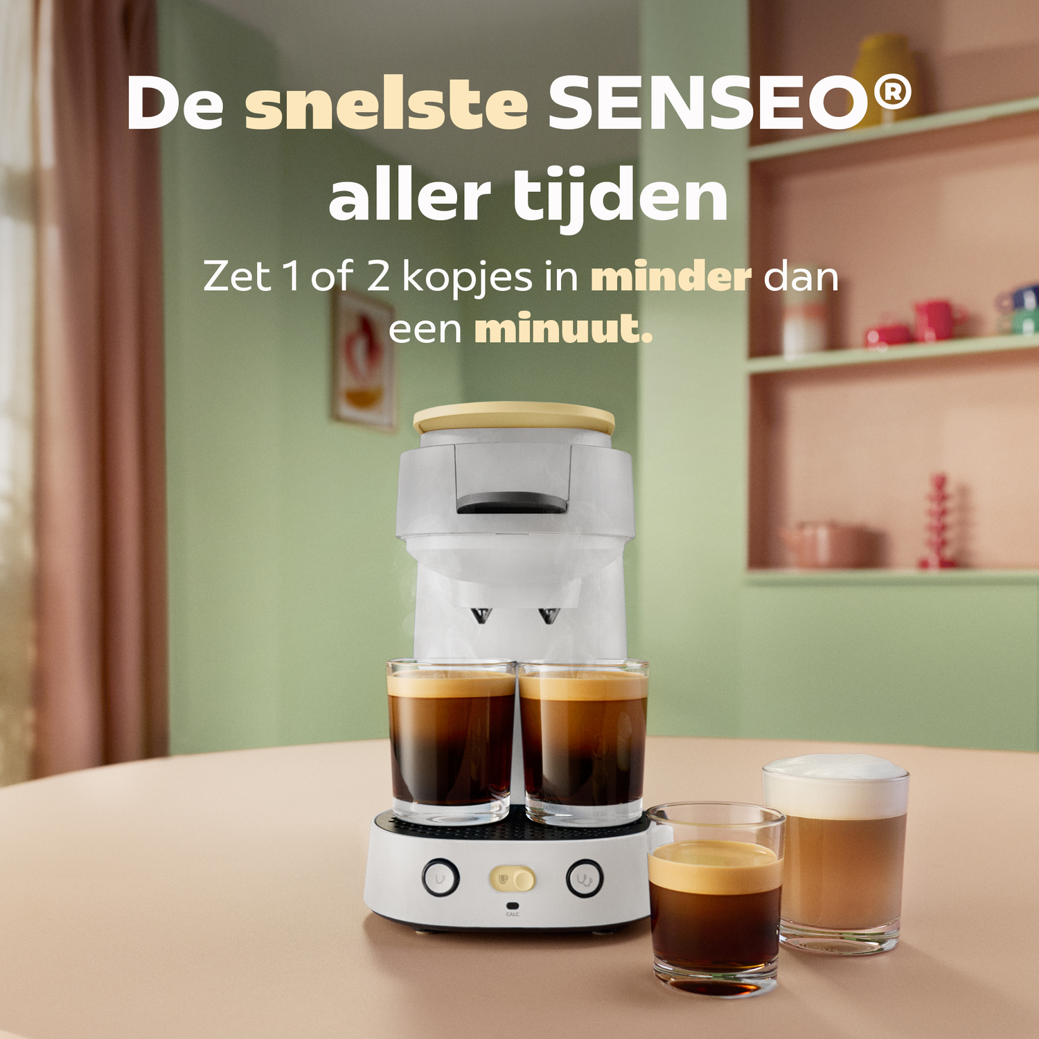 Een wit koffiezetapparaat met dampende glazen koffie op een tafel in een keuken, met Nederlandse tekst.