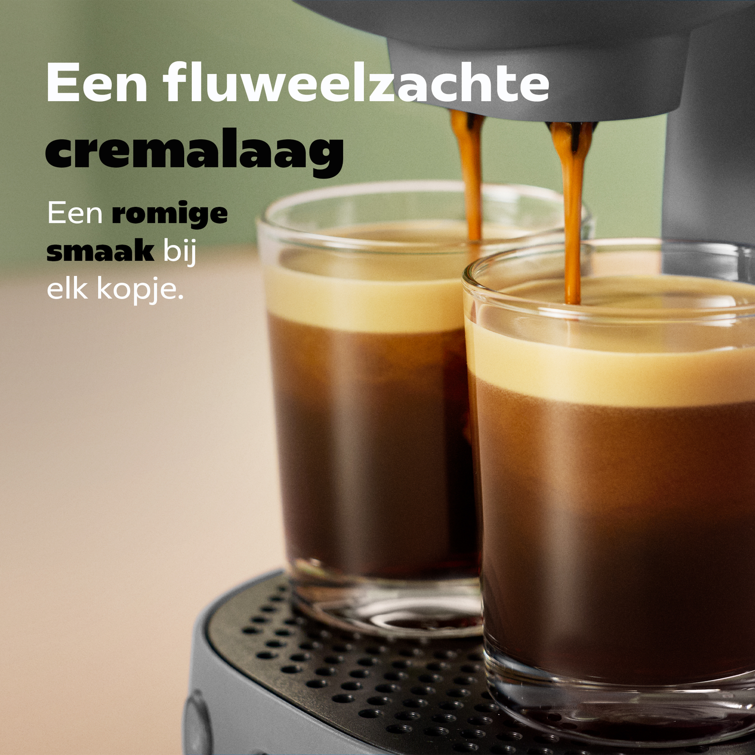 Koffiemachine schenkt espresso in twee glazen bekers met cremalaag en Nederlandse tekst.