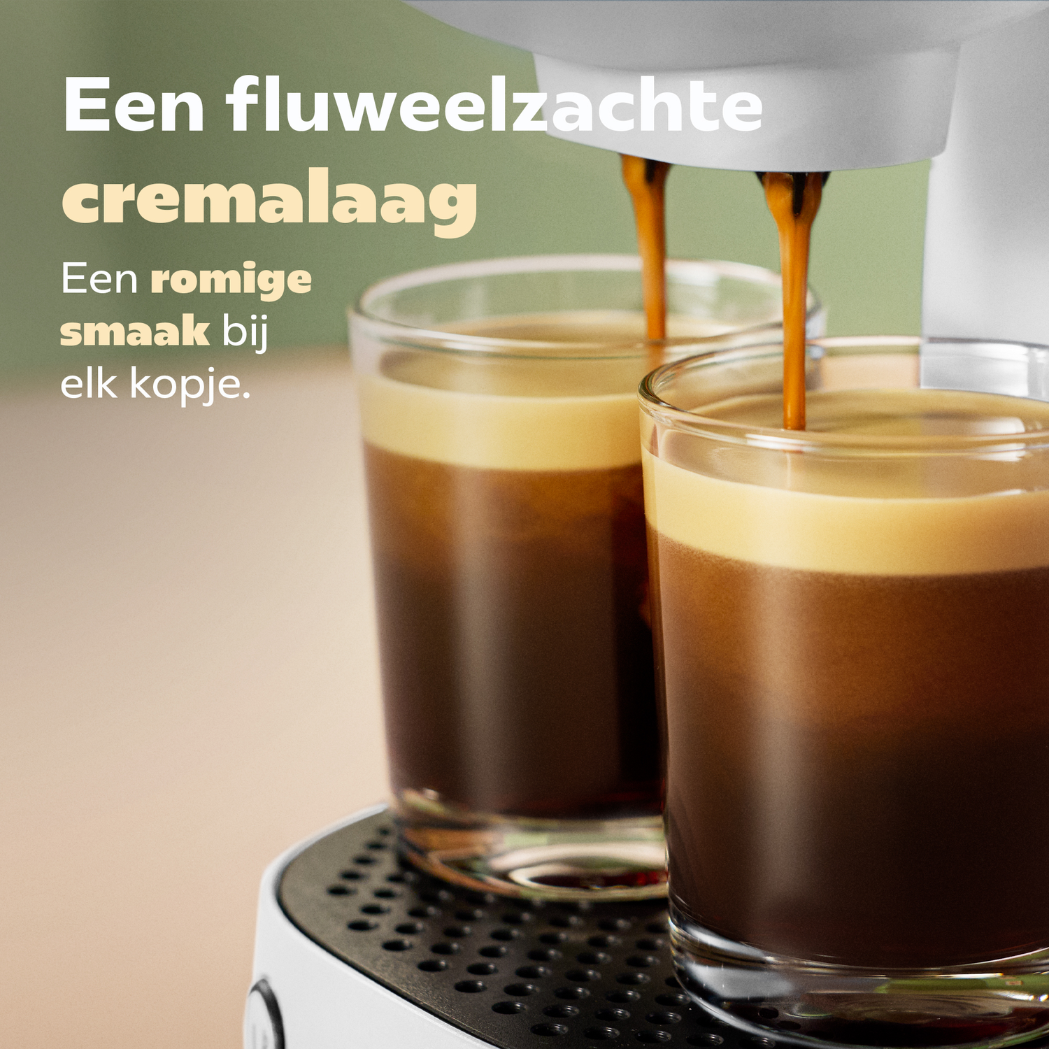 Verse espresso stroomt uit een koffiezetapparaat in twee glazen kopjes met cremelaag.