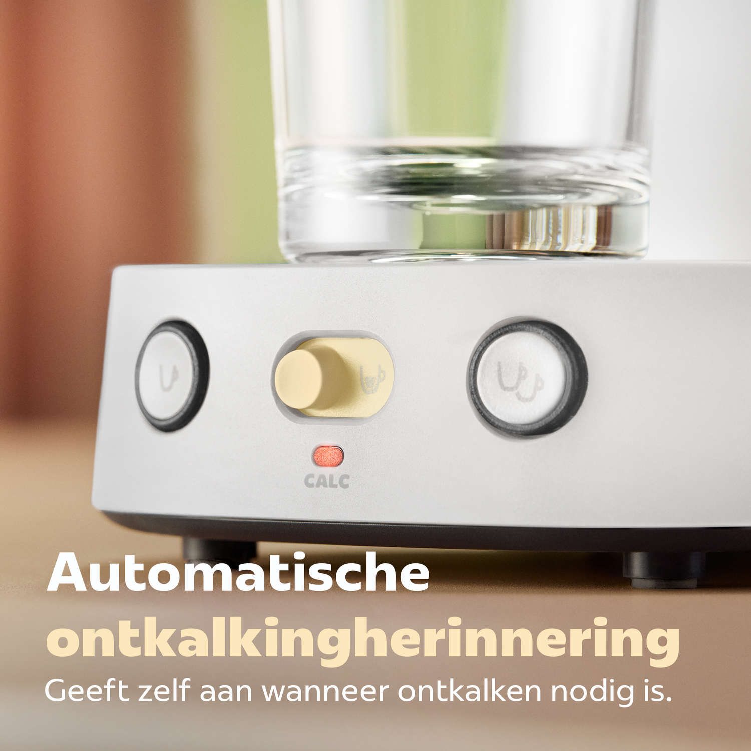 Een wit apparaat met knoppen, een gele schakelaar en een rode led-indicator met het opschrift CALC.