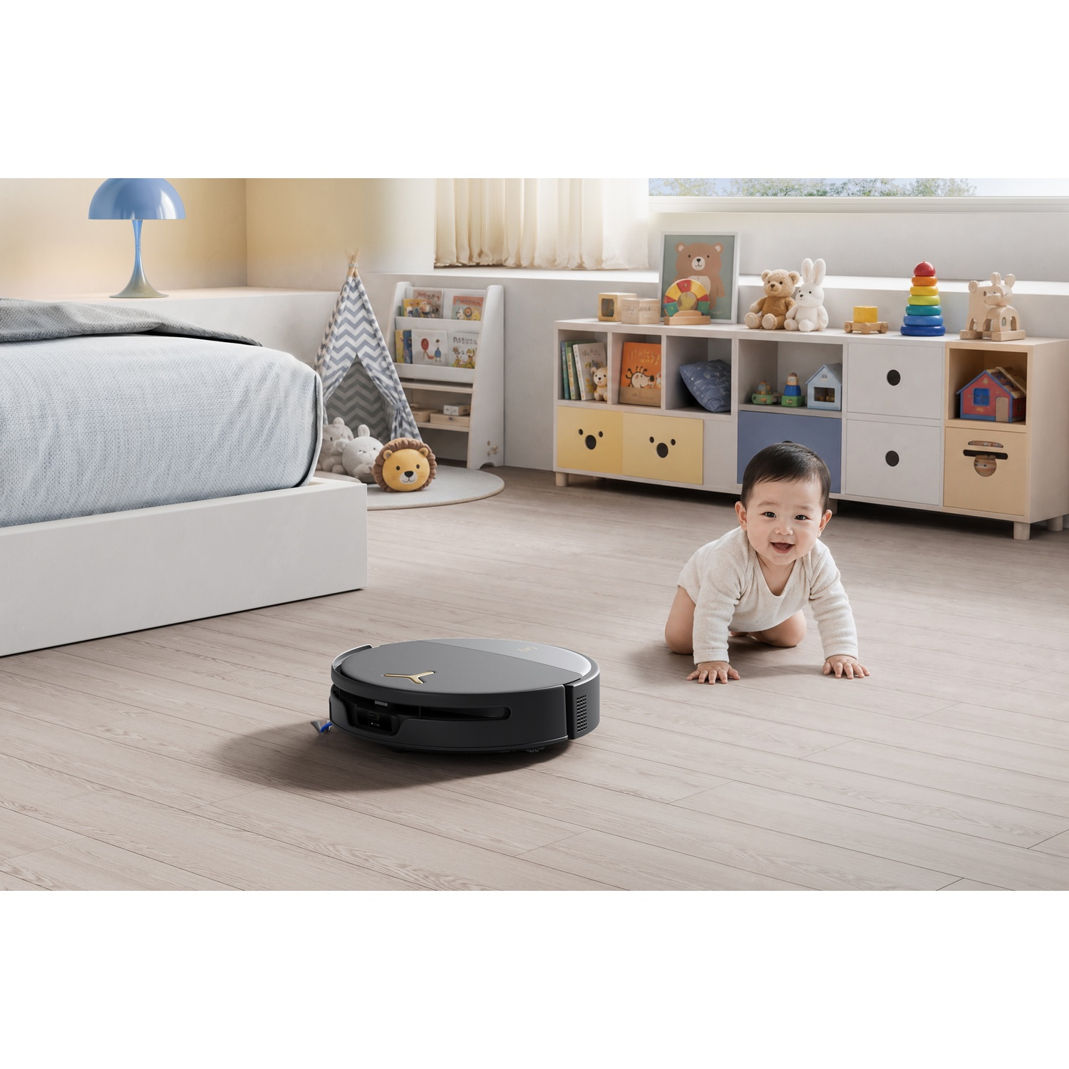 Un bambino sorridente gattona su un pavimento in legno in una luminosa cameretta vicino a un robot aspirapolvere nero.