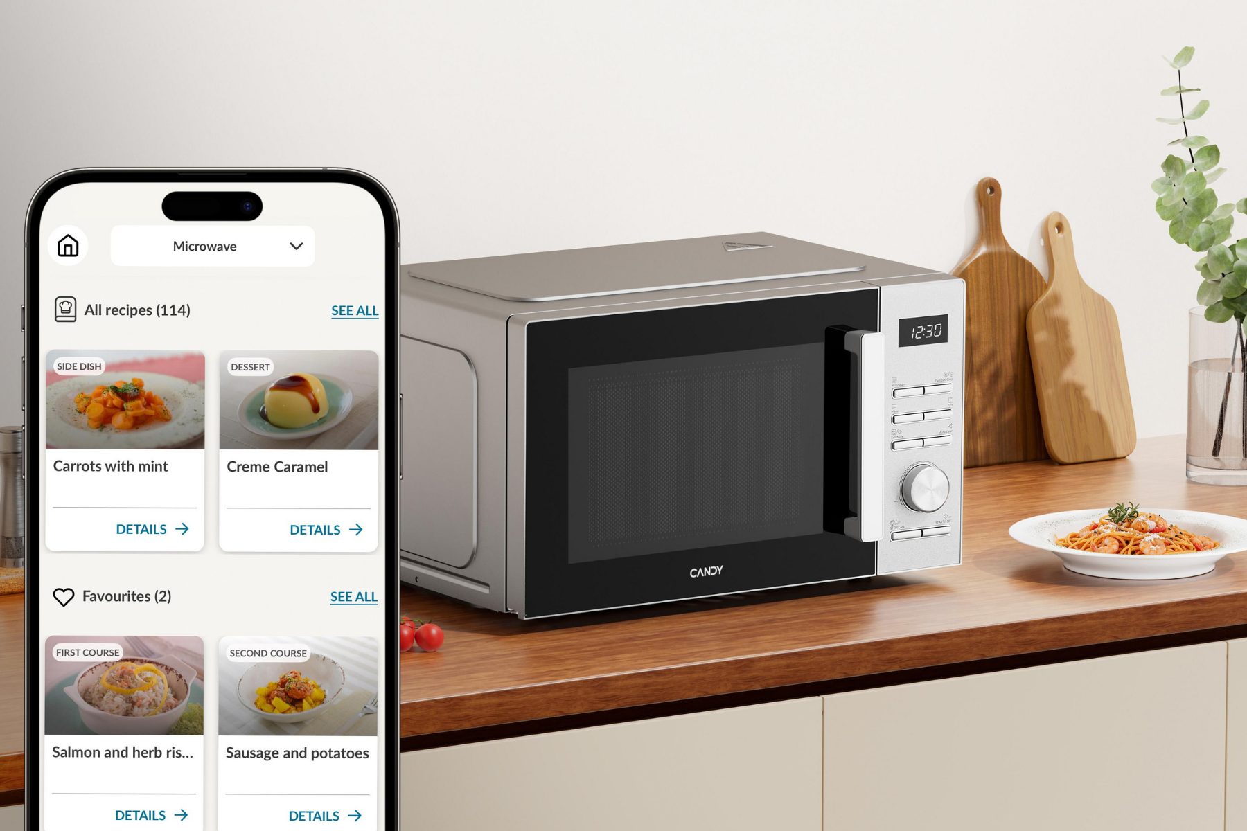 Microondas plateado en encimera de madera con aplicación de recetas en un smartphone en primer plano.
