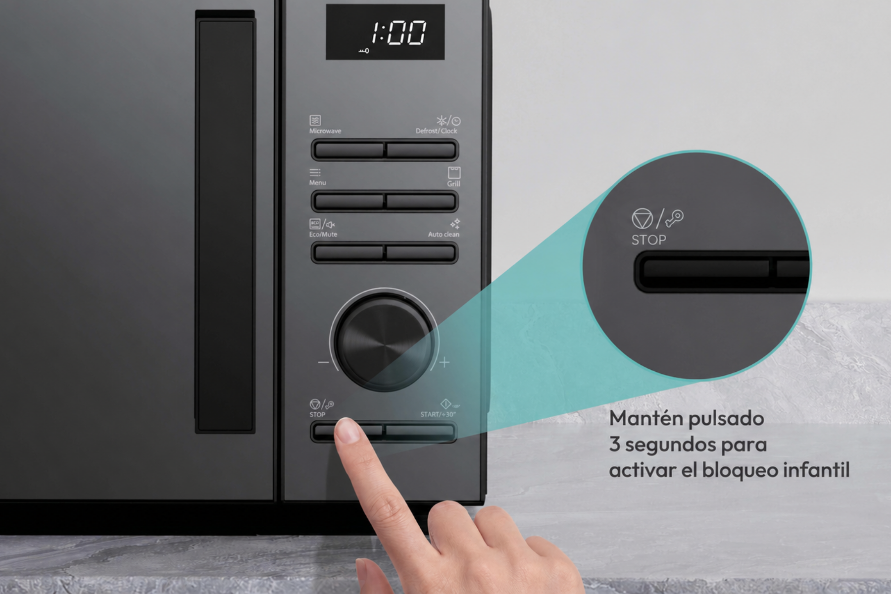 Mano presionando el botón de parada en el panel de un microondas.