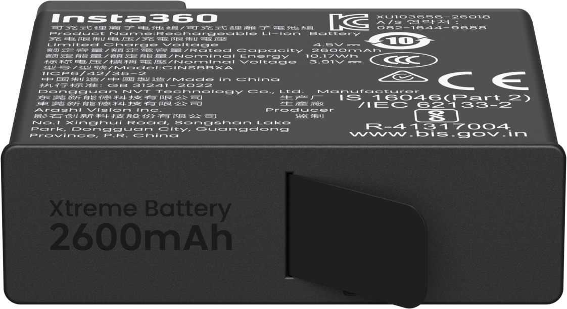 Schwarzer Insta360 Xtreme Akku mit 2600mAh und gedruckten technischen Daten sowie Zertifizierungssymbolen.