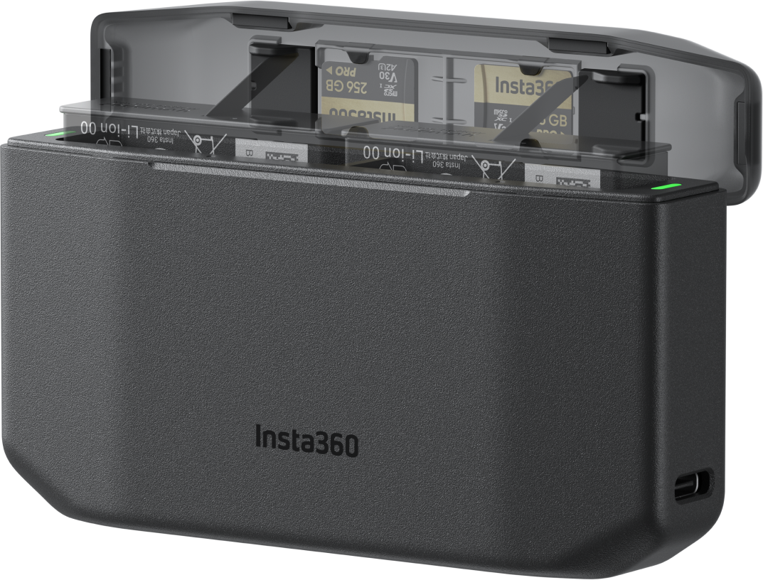 Eine offene schwarze Insta360-Ladebox zeigt darin eingesetzte Batterien und Speicherkarten.