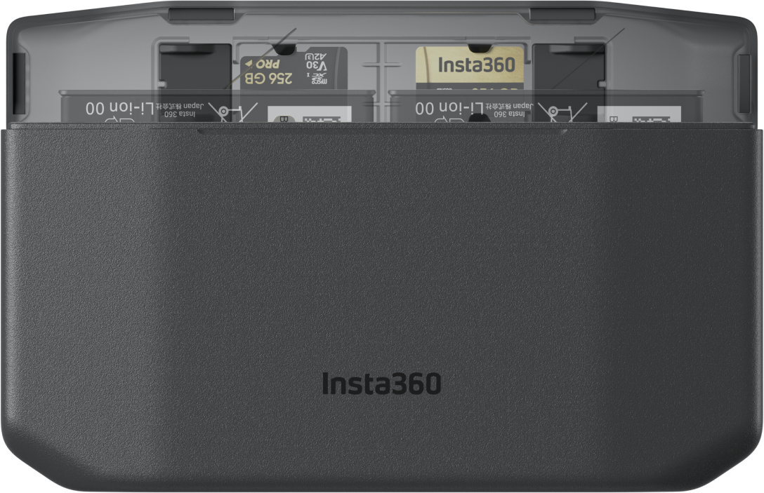 Ein graues Insta360-Batteriegehäuse mit Ladeplätzen und eingesetzten Akkus.