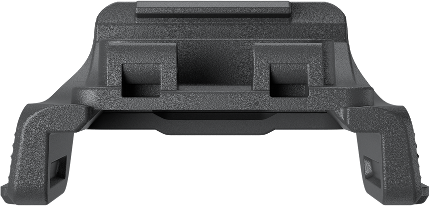 Ein grauer Plastikadapter mit Ausschnitten und Clips auf schwarzem Hintergrund.
