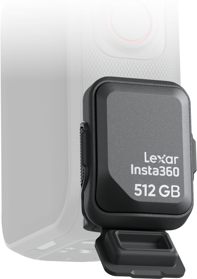Ein schwarzes Lexar Insta360 512GB Speichermodul an einer Kamera vor dunklem Hintergrund.