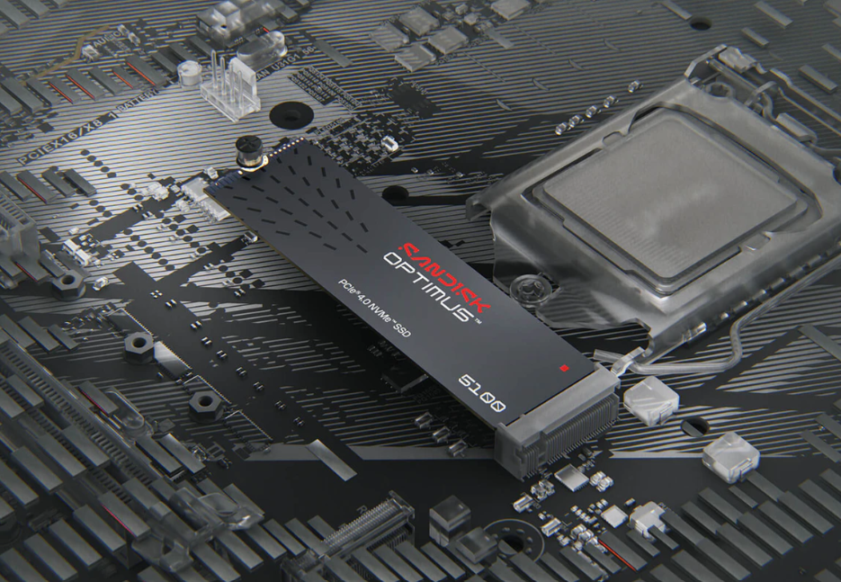 Czarny dysk SSD NVMe Sandisk Optimus jest zainstalowany na szarej płycie głównej komputera.
