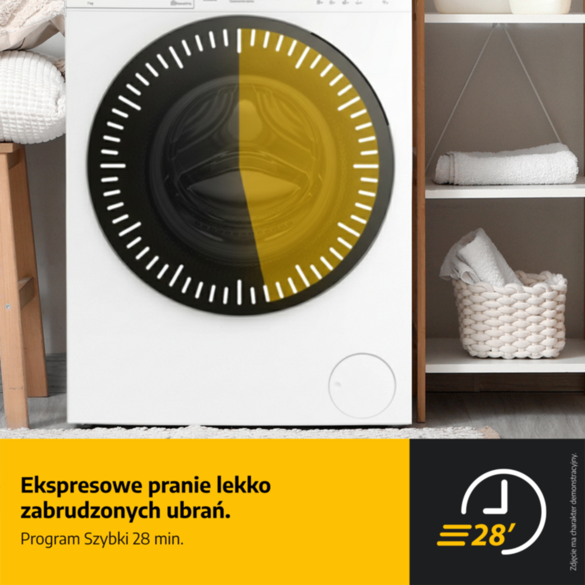 Biała pralka z żółtym pierścieniem zegara na drzwiach i tekstem na dole.