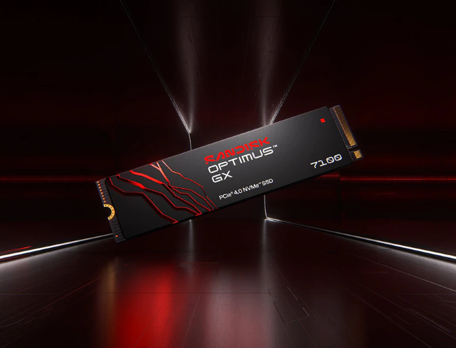 Czarny dysk SSD Sandisk Optimus GX 7100 PCIe 4.0 NVMe unosi się w ciemnym, futurystycznym tunelu z czerwonym światłem.